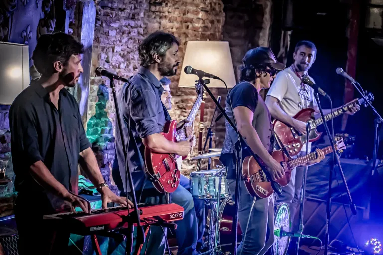  “Séquito arrogante” y “Beatle   Toné” en una nueva presentación del ciclo El rock a buen Puerto 