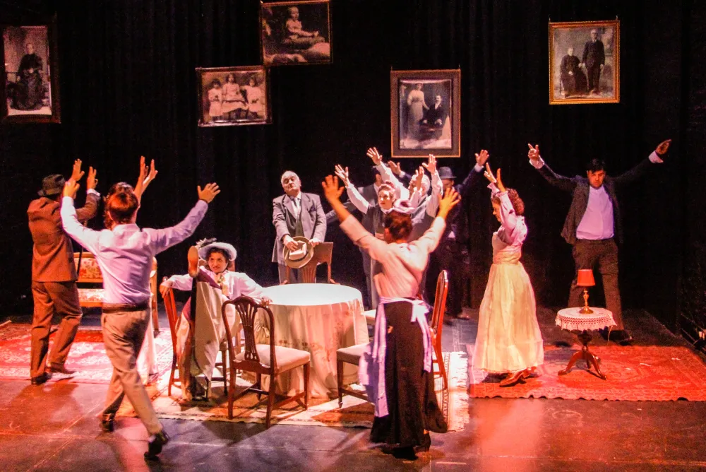 Sube a escena “Los Invisibles” de Gregorio de Laferrere